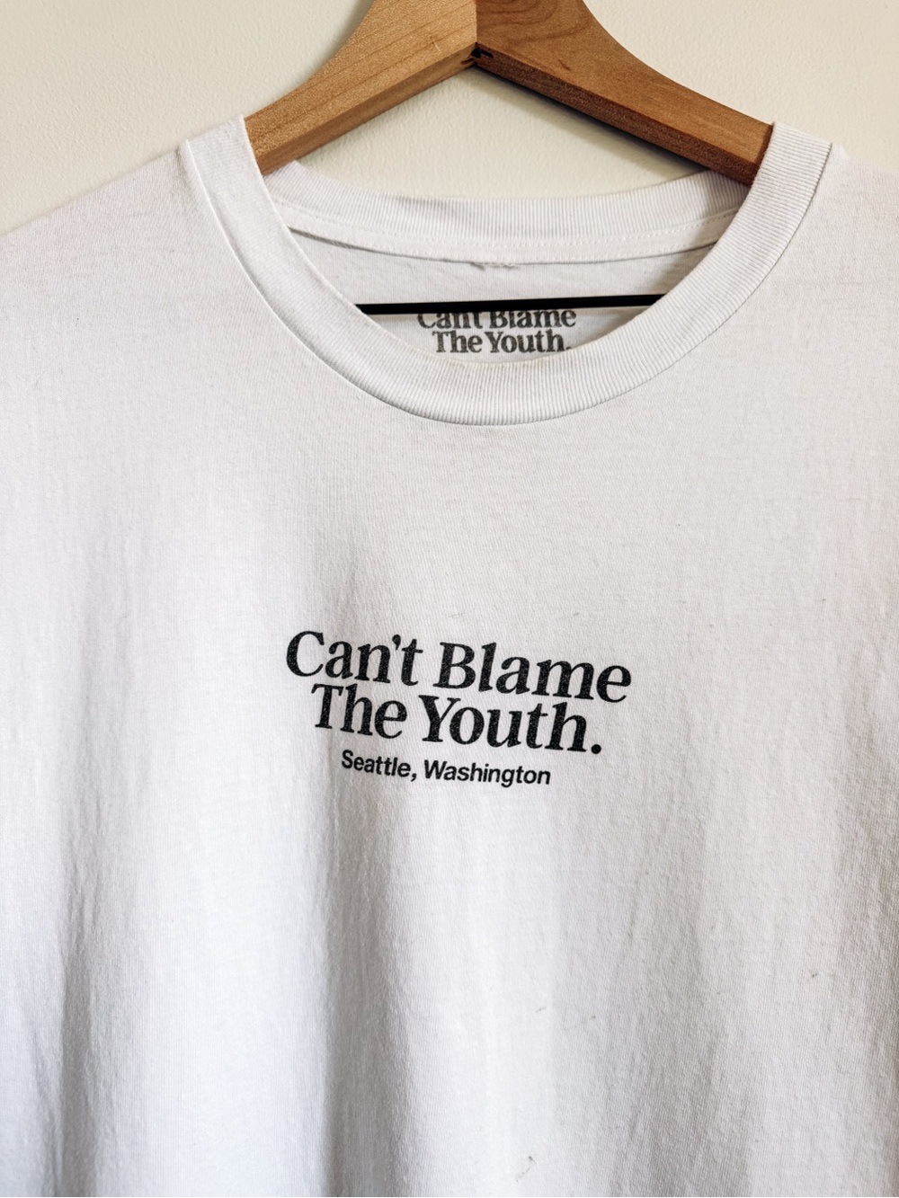 Can’t Blame The Youth White Short Sleeve Graphic Tee Size Large - Picture 3 of 5
